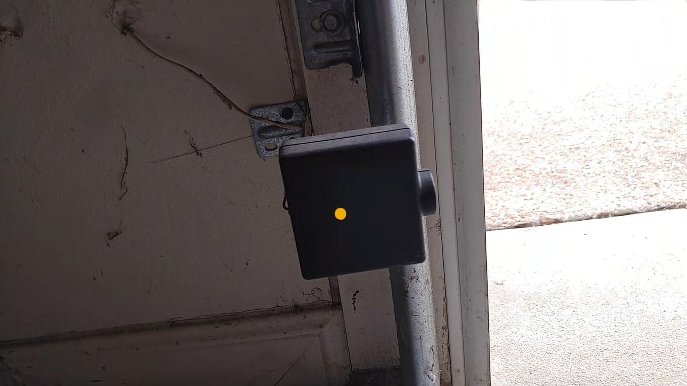 Navigating the Lights on Your Garage Door Sensor Yellow and Green